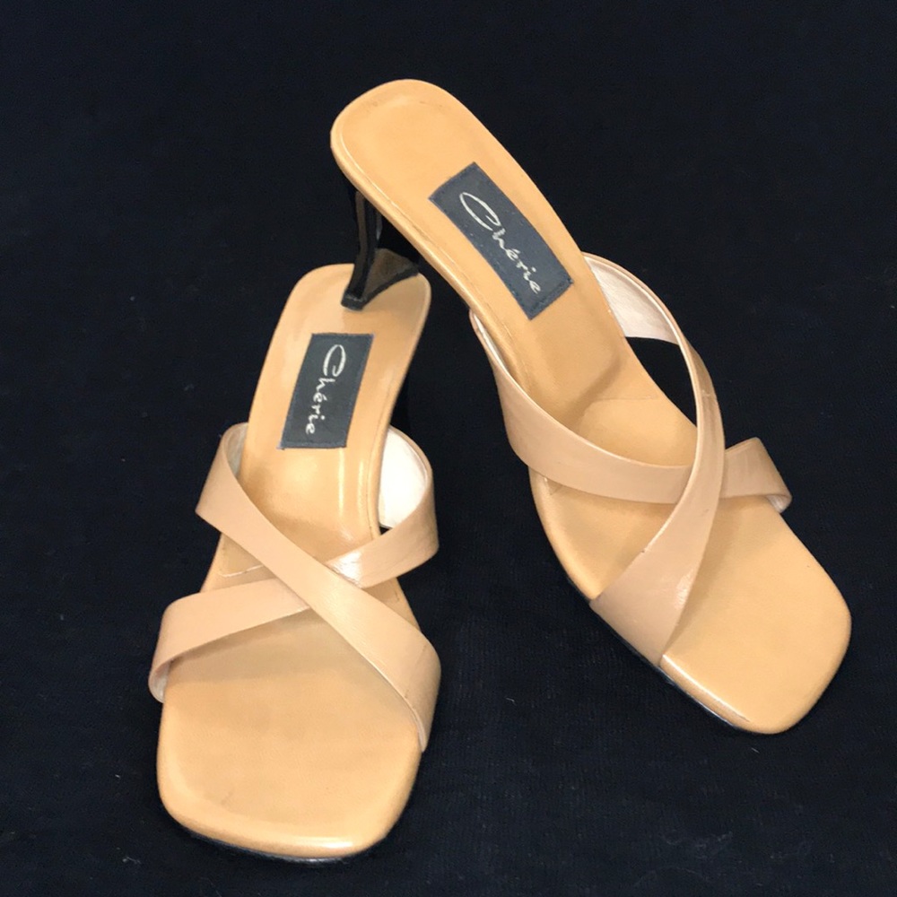 Chérie tan sandal 3” heel slides size 6